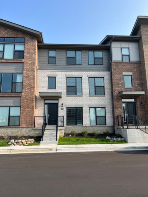 Building Photo - 677 Golborne St