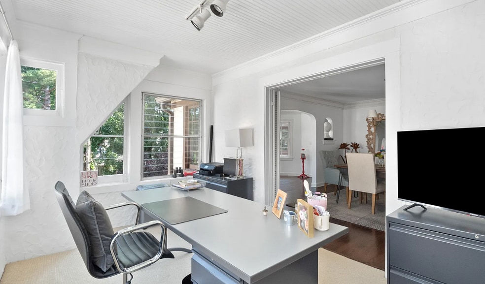 Building Photo - 1220 W 62nd St