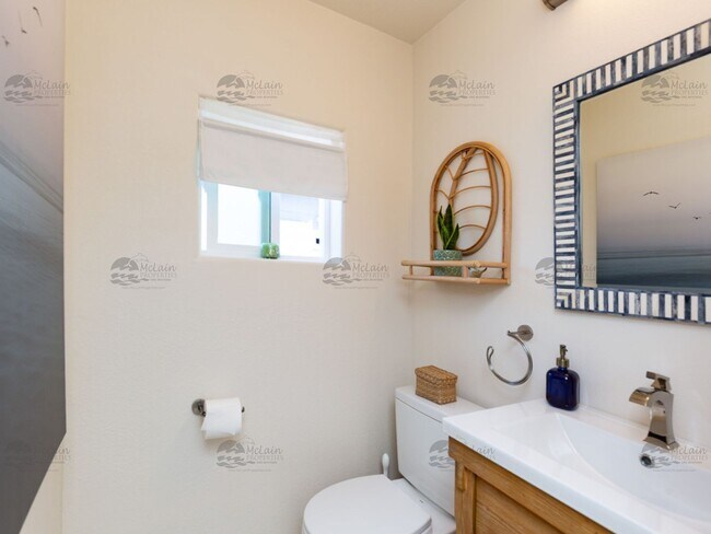 Building Photo - Steps to the sand in Encinitas, your two b...
