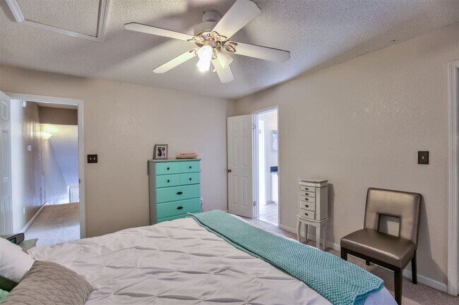 Building Photo - 2506 Golden Park Ln