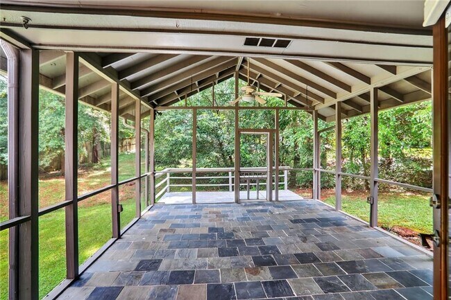 Building Photo - 447 Cove Dr NE