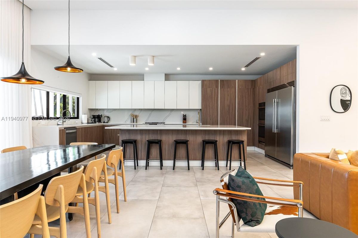 Building Photo - 2560 NE 199th St