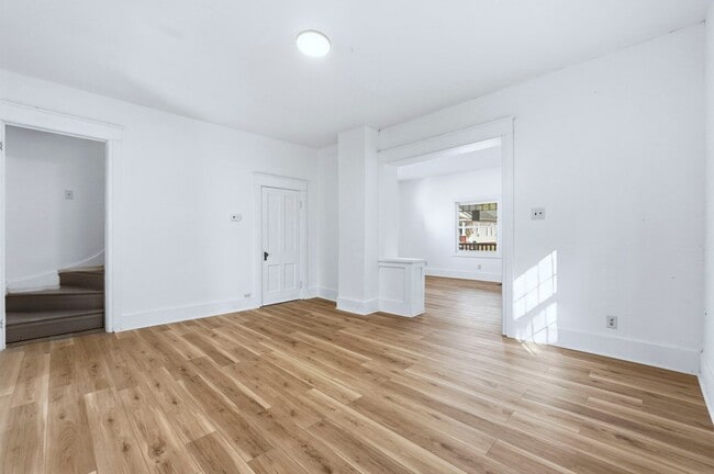 Building Photo - Newly Updated 3-Bedroom Home with Modern U...