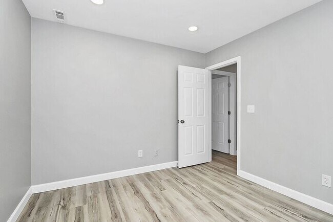 Building Photo - Charmingly Updated 3BD/2BA Ranch Home in Birnam Woods!