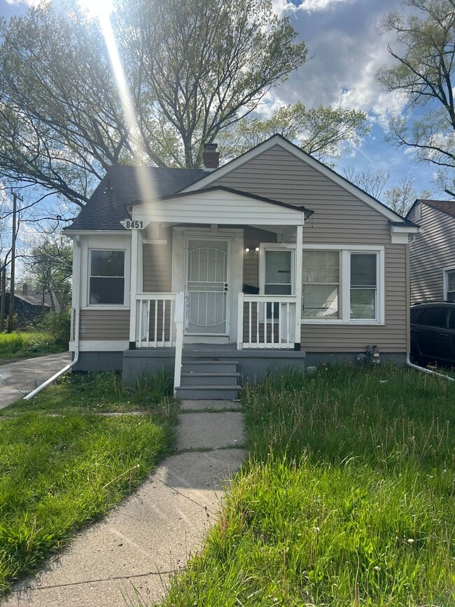 Building Photo - 8451 Rosemont Ave