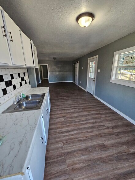 Building Photo - 916 TX-359