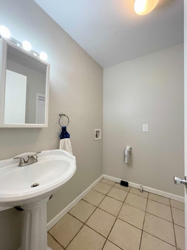 Building Photo - Nice 4 bedroom Home