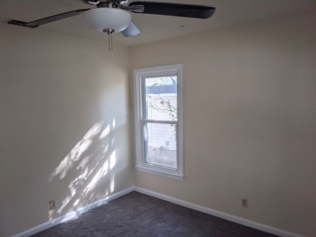 Building Photo - 3 Bed 2 Bath with Enclosed Patio, Fenced Yard, and Garage