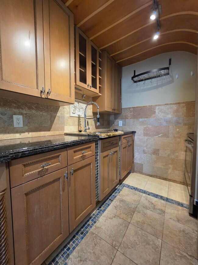 Building Photo - 201 S Lakeside Dr