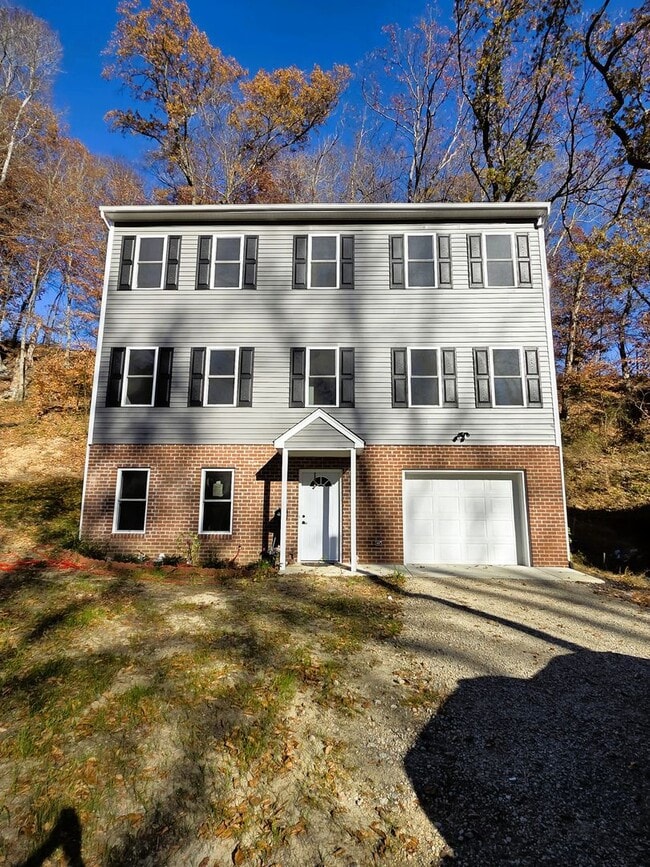 Building Photo - Large 3 story home located in Glenwood Park just minutes from downtown Richmond