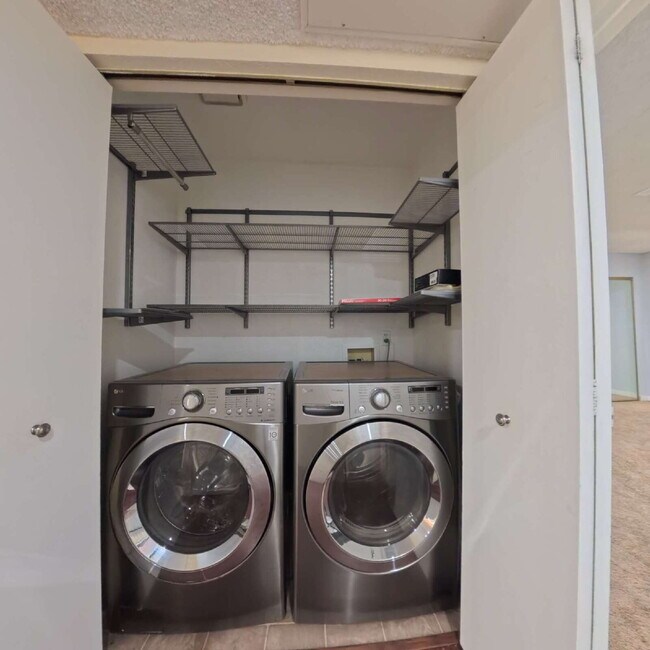 Building Photo - Beautiful 2 Bedroom 2 Bathroom Condo at The Lakes!