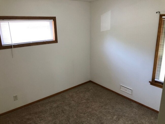 Building Photo - Spacious and Private 4-bed, 3-bath House in Desirable Highland Park Neighborhood of St. Paul!