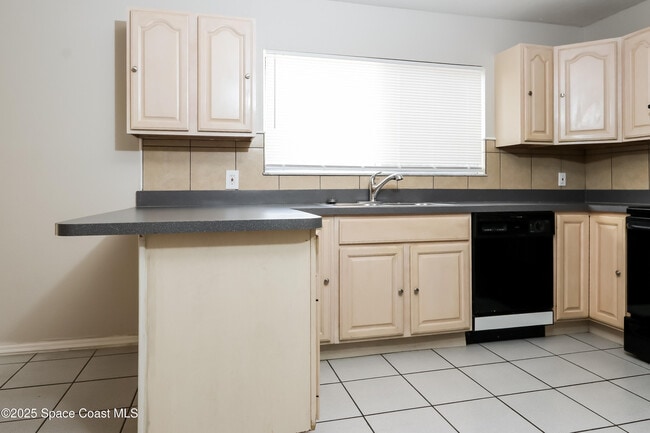 Building Photo - 2252 SE Berkshire Blvd