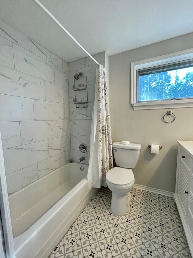 Building Photo - 1112 Southampton Dr