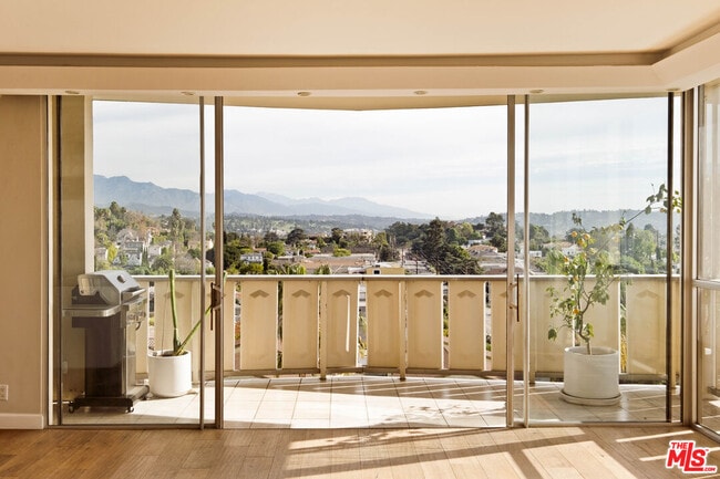 Building Photo - 4411 Los Feliz Blvd