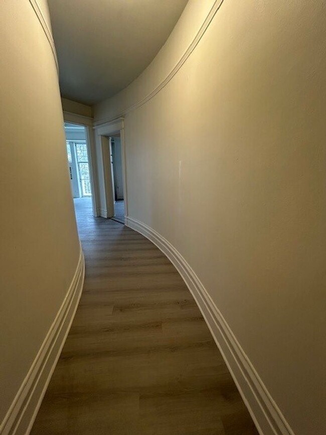 Building Photo - Spacious Remodeled 1 Bedroom conveniently located in downtown Berkeley