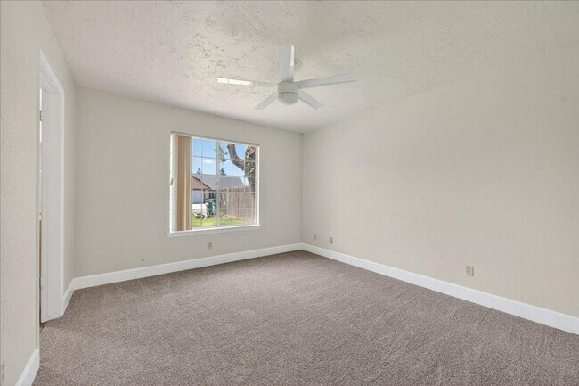 Building Photo - Nicely Remodeled North Fresno 3/2