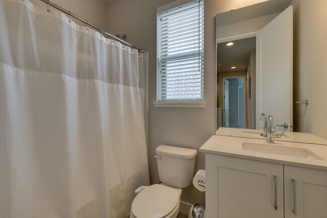Building Photo - *Beautiful Modern 3 Bed Kirkland Townhome Available Now!*