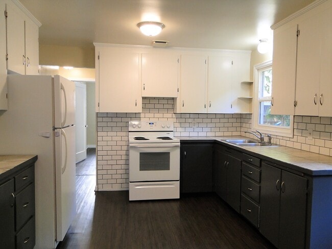 Building Photo - 419 7th Ave NE