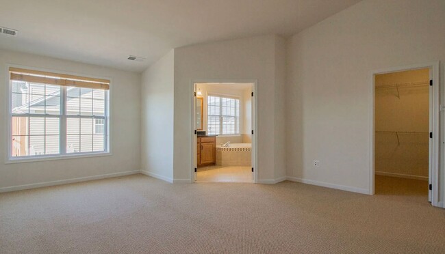 Building Photo - Stunning 3 Level, 3 Bed 3.5 Bath Townhome ...