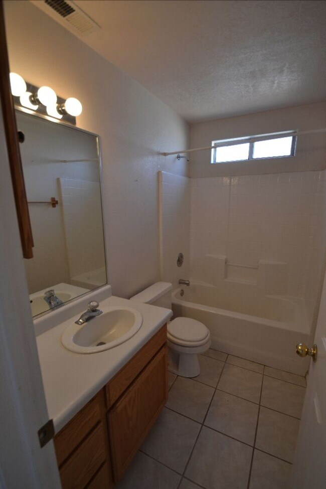 Building Photo - Nice 3 Bedroom 2 Bath Home with POOL and RV Parking