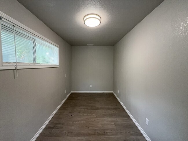 Building Photo - 3316 Shorewood Dr