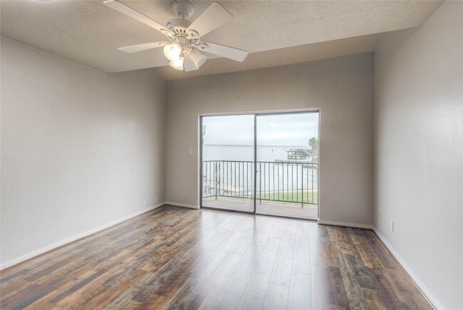 Building Photo - 445 Carolcrest Ln