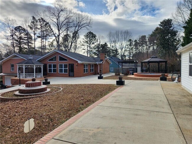 Building Photo - 3490 Pine Hill Dr