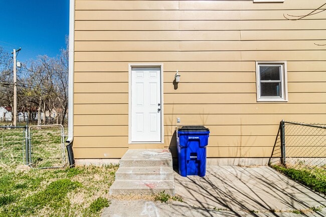 Building Photo - 1369 Parkside Dr