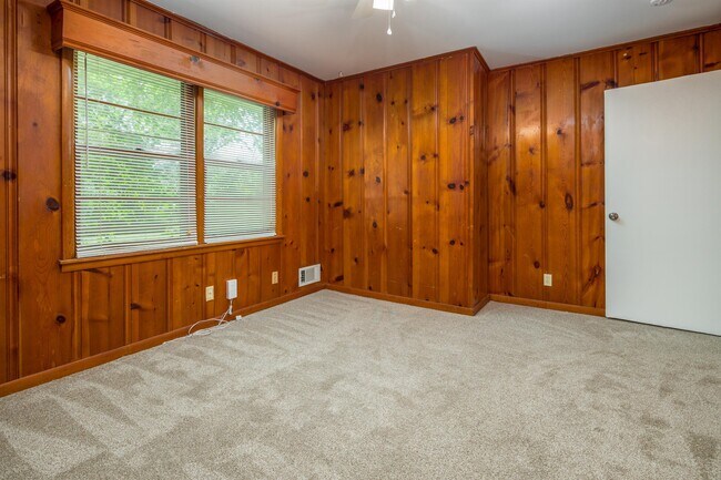 Building Photo - 2004 Rosewood Dr NW