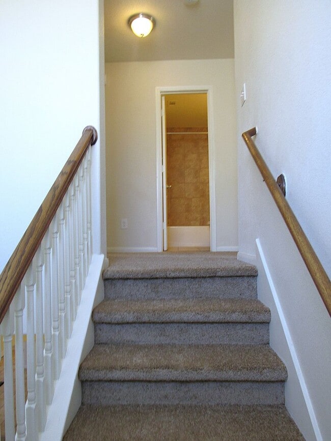 Building Photo - Spacious, Modern and Conveniently Located ...