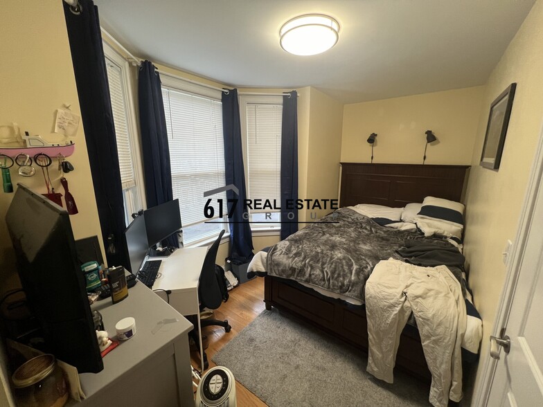 Building Photo - 183 River St