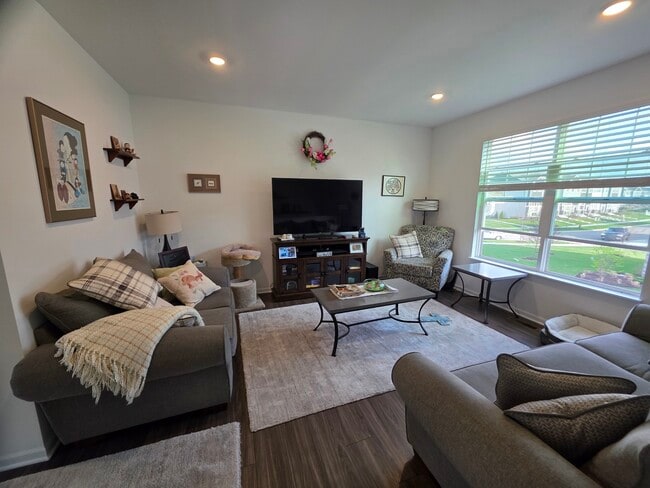 Building Photo - 1033 Atterberg Rd