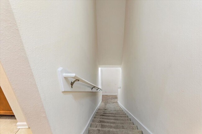 Building Photo - Spacious 2/2 Condo located in the highly s...