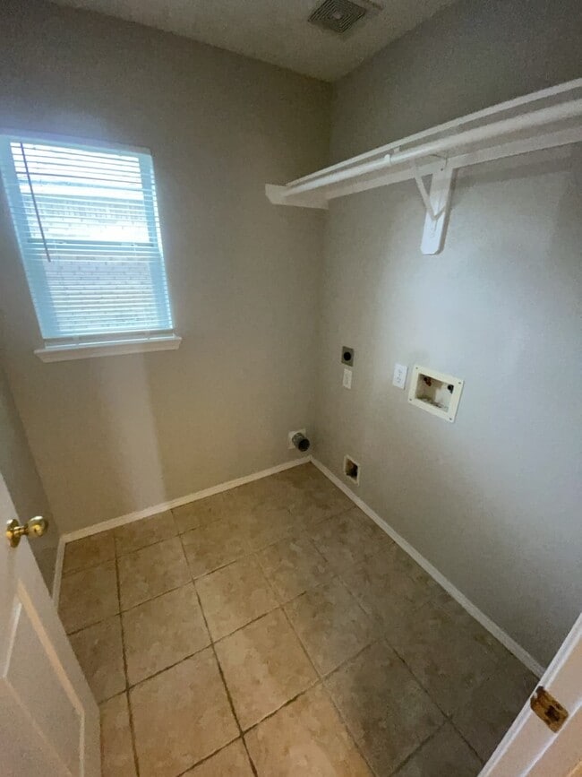 Building Photo - 20911 Southvine Ct