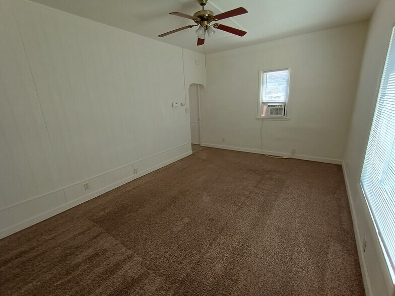 Living Room - 107 N Park Ave