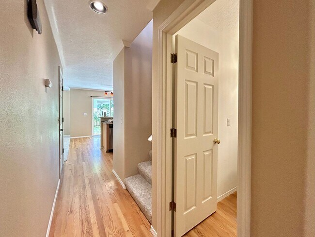 Building Photo - Spacious 4 Bed, 2.5 Bath House