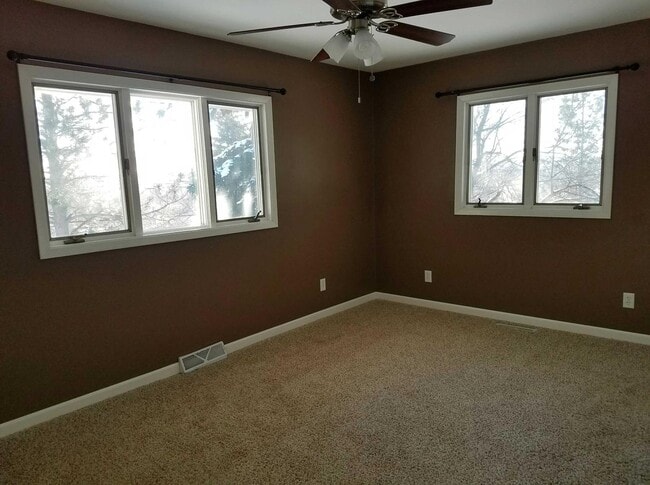 Building Photo - 1006 Valley View Dr