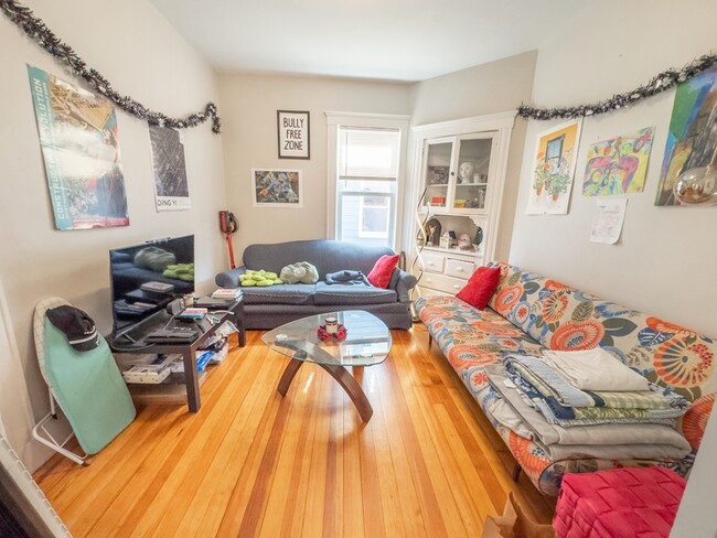 Building Photo - 70 Line St