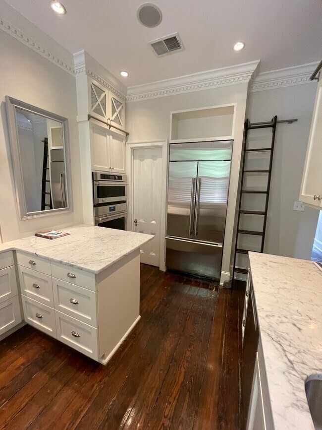 Building Photo - Georgetown Splendor with Garage Parking