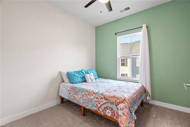 Building Photo - Newer Construction 3 Story Condo!