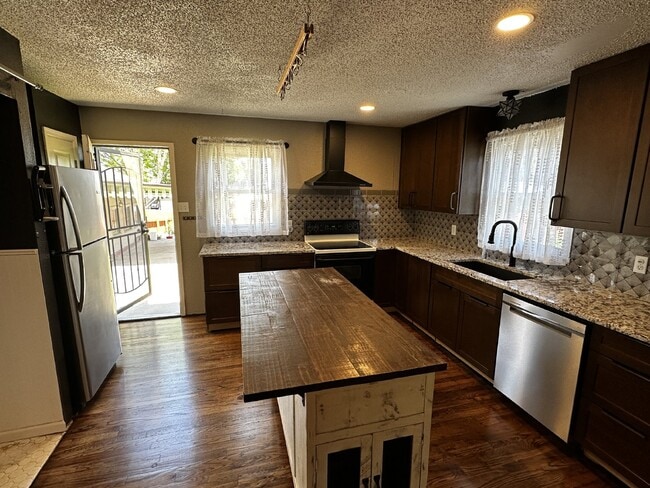Building Photo - ***Available late-July*** Charming Home in...