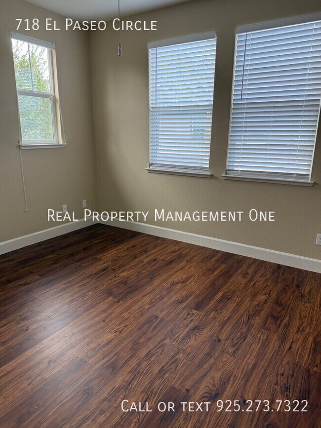 Building Photo - 718 El Paseo Cir