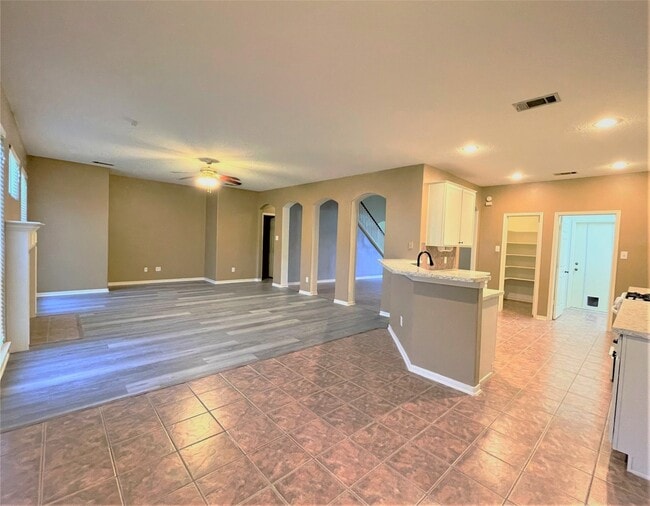 Building Photo - 2115 Hollyfield Ln