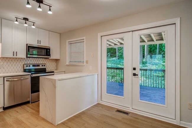 Building Photo - Renovated 4 bed home in Kennesaw w/ Designer Kitchen