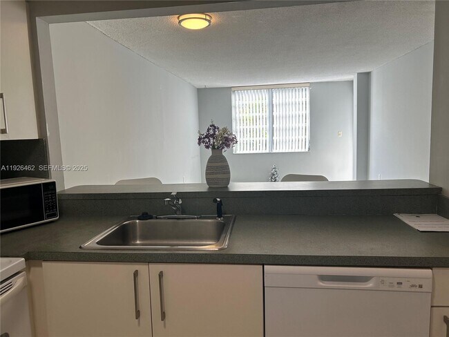 Building Photo - 1250 NE 125th St