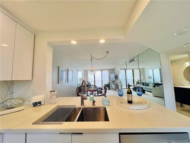 Building Photo - 4200 N Hwy A1A