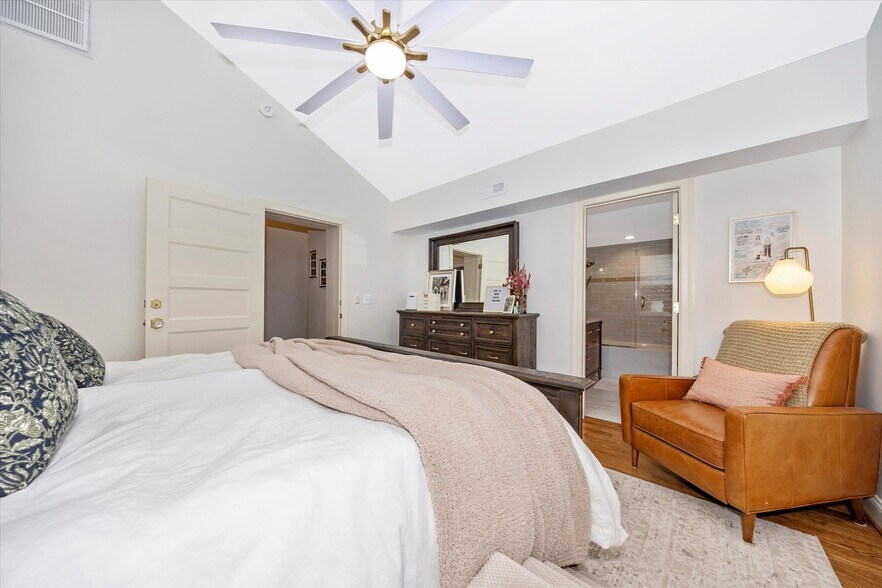 Building Photo - 15 E 5th St