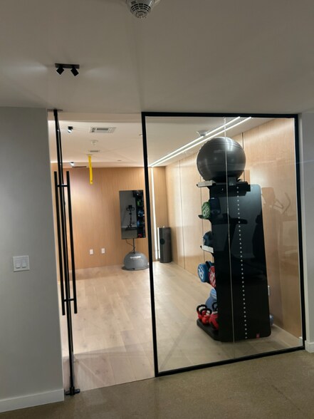 Building Photo - 428 E 9th St