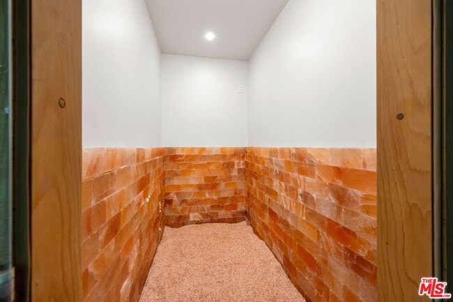 Building Photo - 723 Sierra Dr